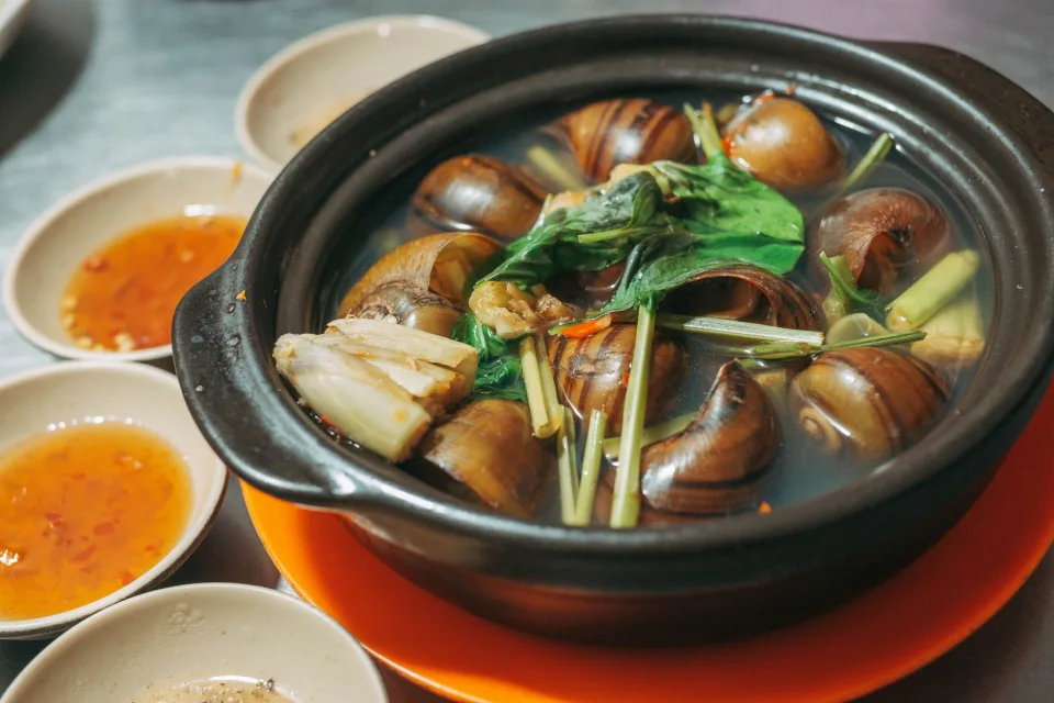 Món ăn dọn ra bàn